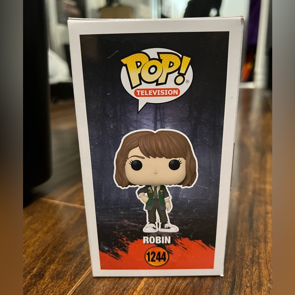 Funko Pop! TV: Stranger Things - Robin Vinyl Figure - Picture 4 of 6